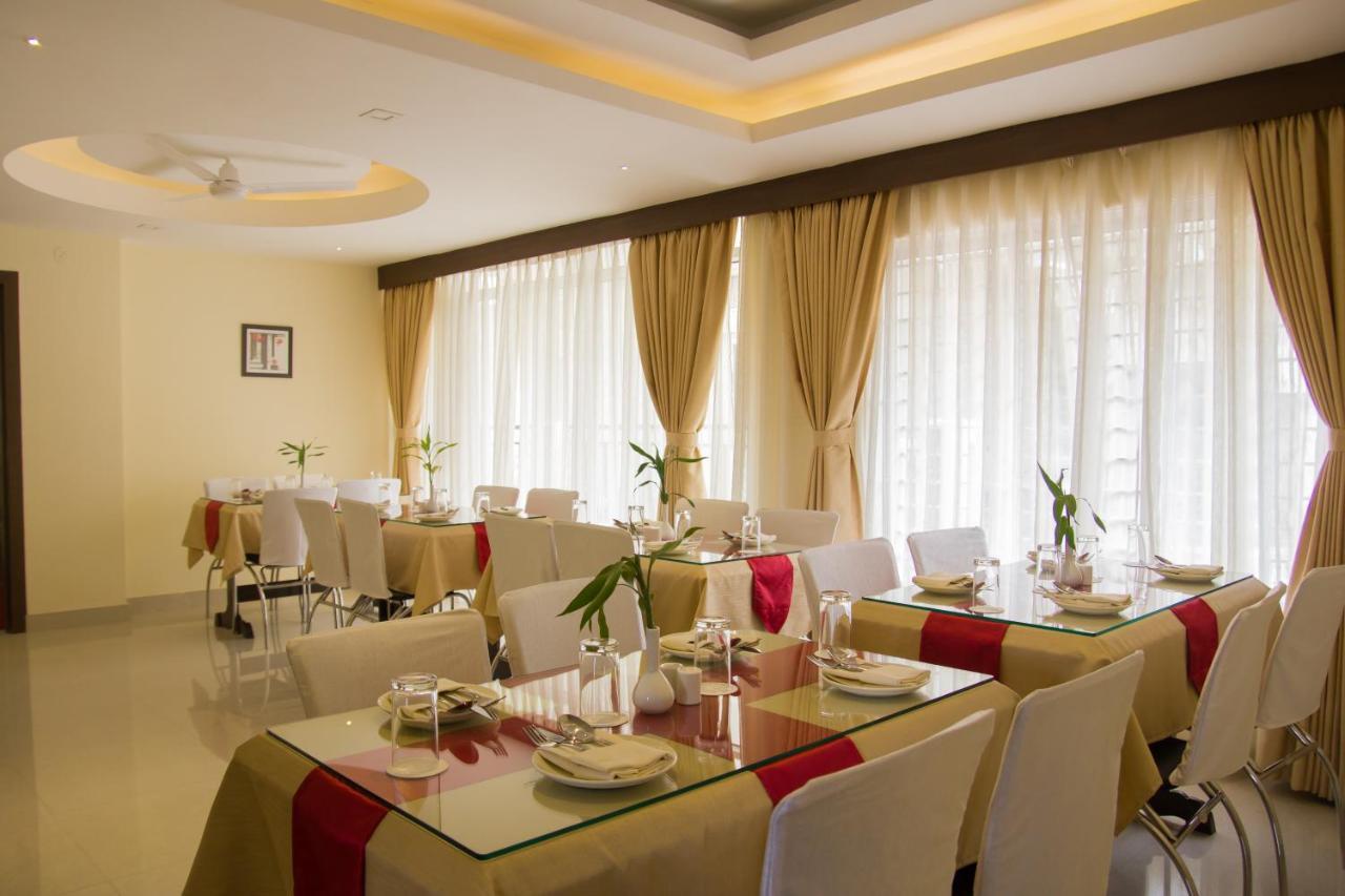 Hotel Park Riviera 구와하티 외부 사진