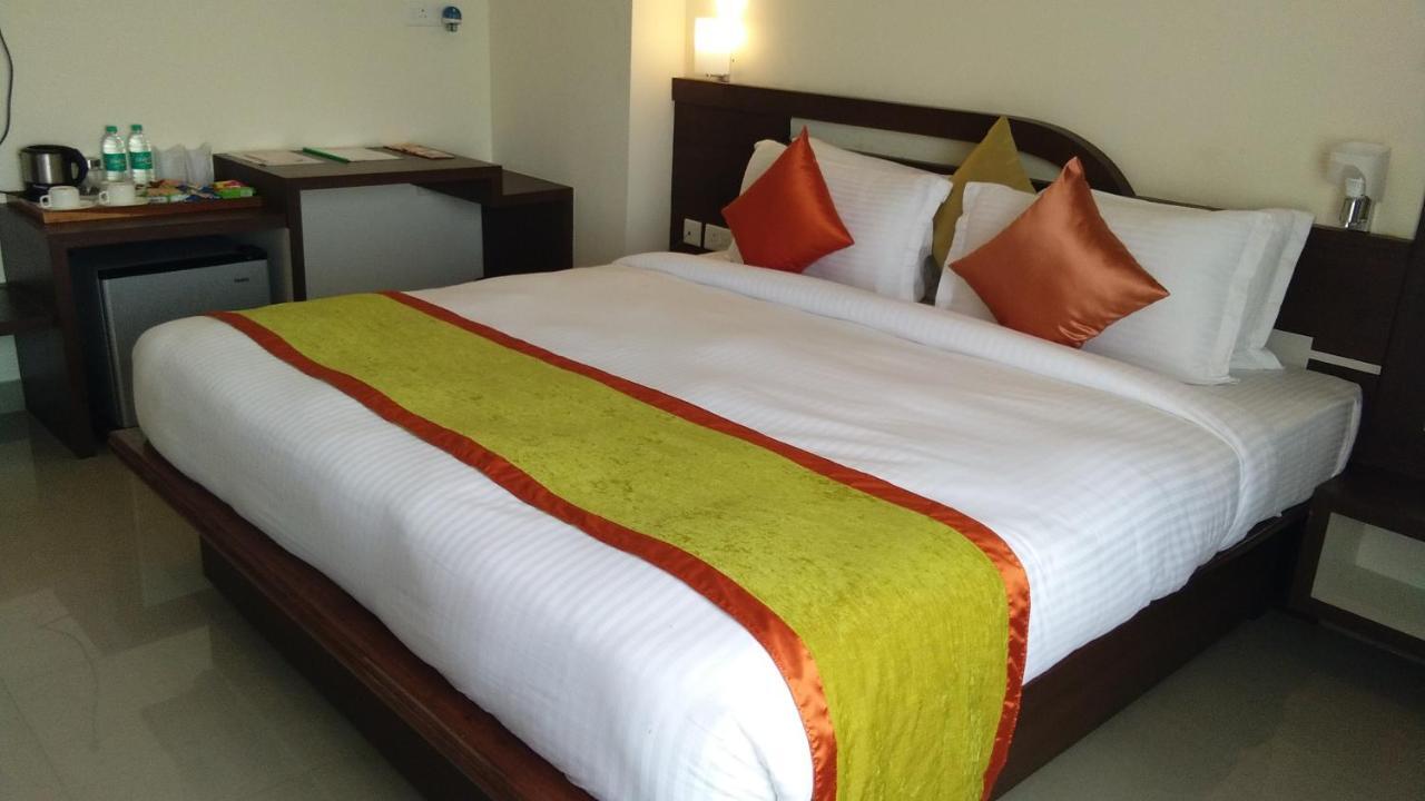 Hotel Park Riviera 구와하티 외부 사진