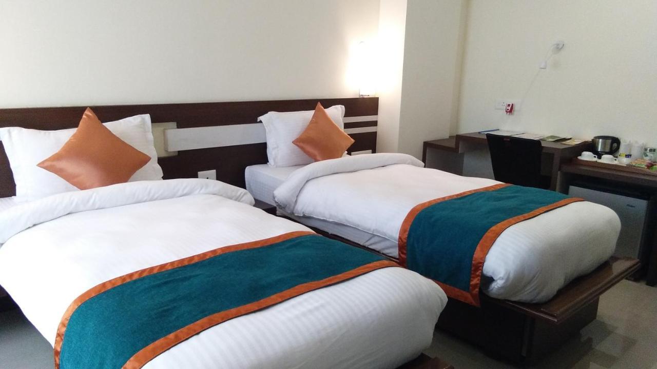 Hotel Park Riviera 구와하티 외부 사진