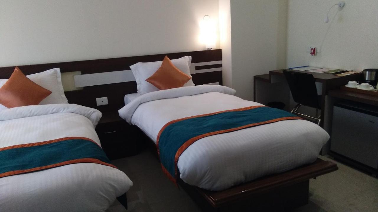 Hotel Park Riviera 구와하티 외부 사진