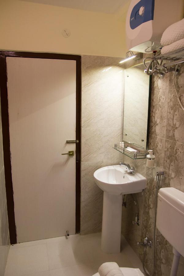 Hotel Park Riviera 구와하티 외부 사진