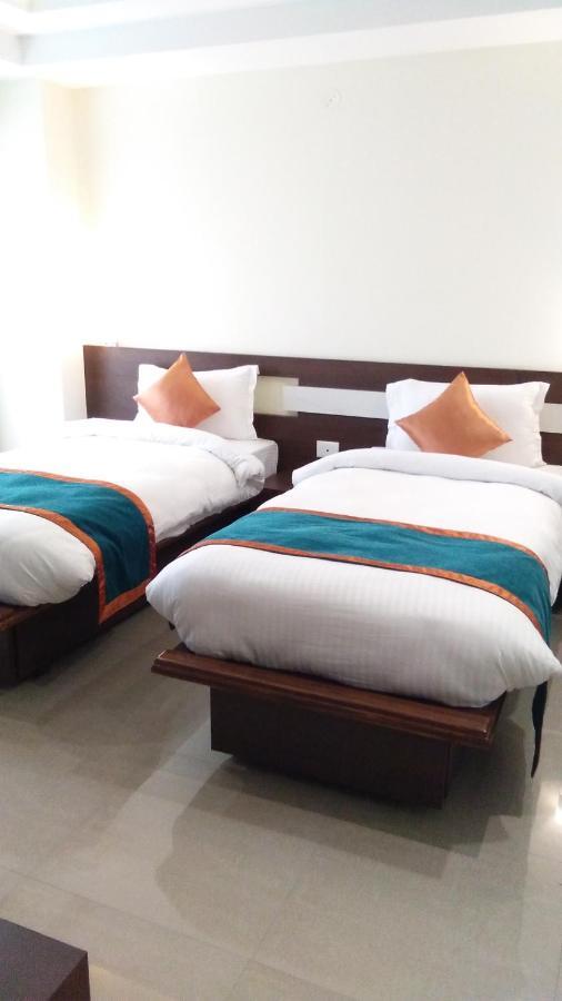 Hotel Park Riviera 구와하티 외부 사진