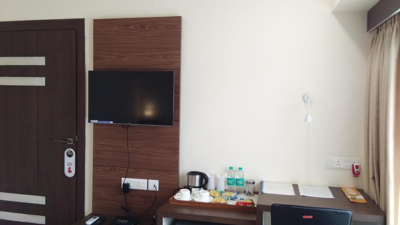 Hotel Park Riviera 구와하티 외부 사진