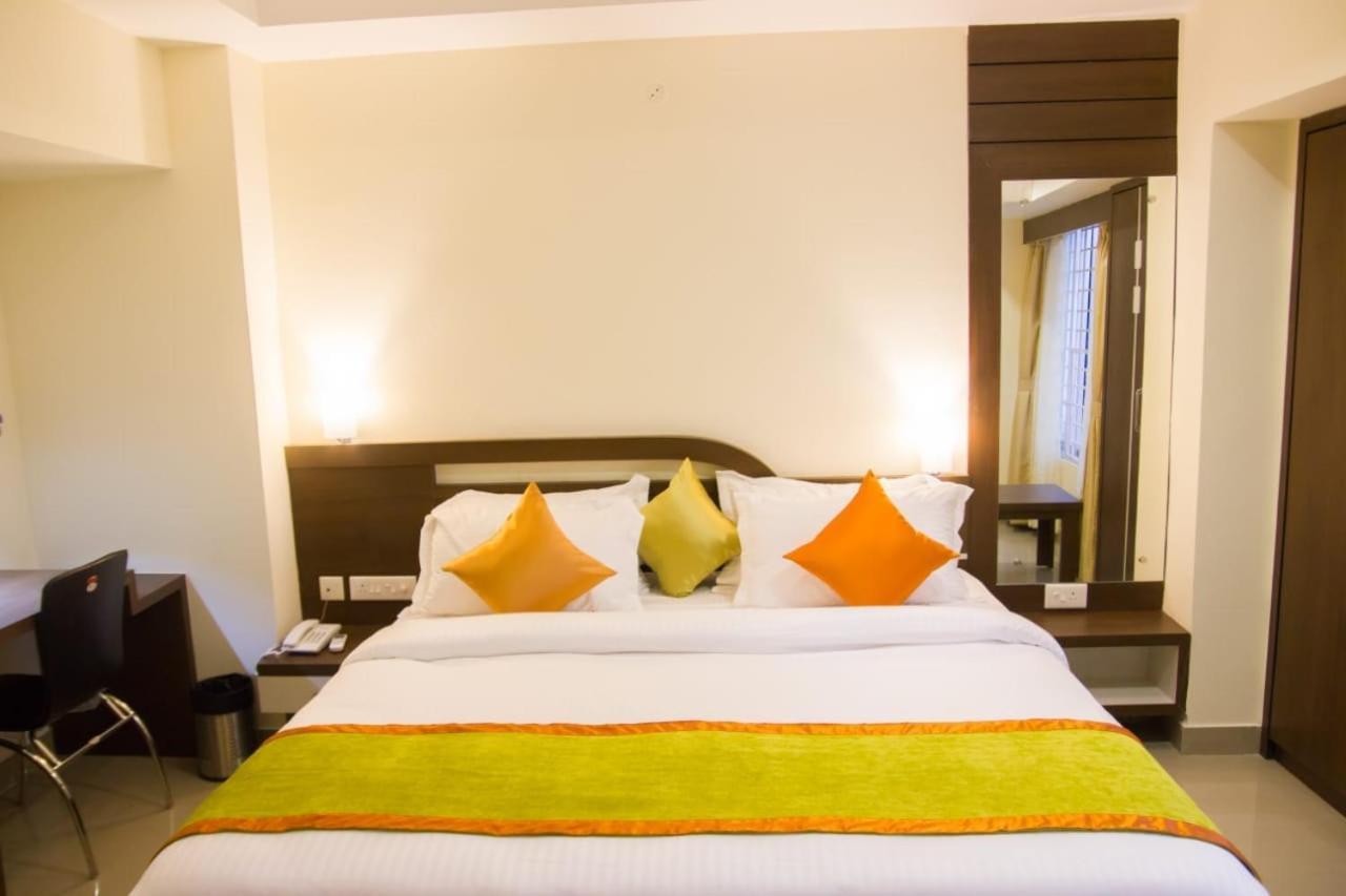 Hotel Park Riviera 구와하티 외부 사진