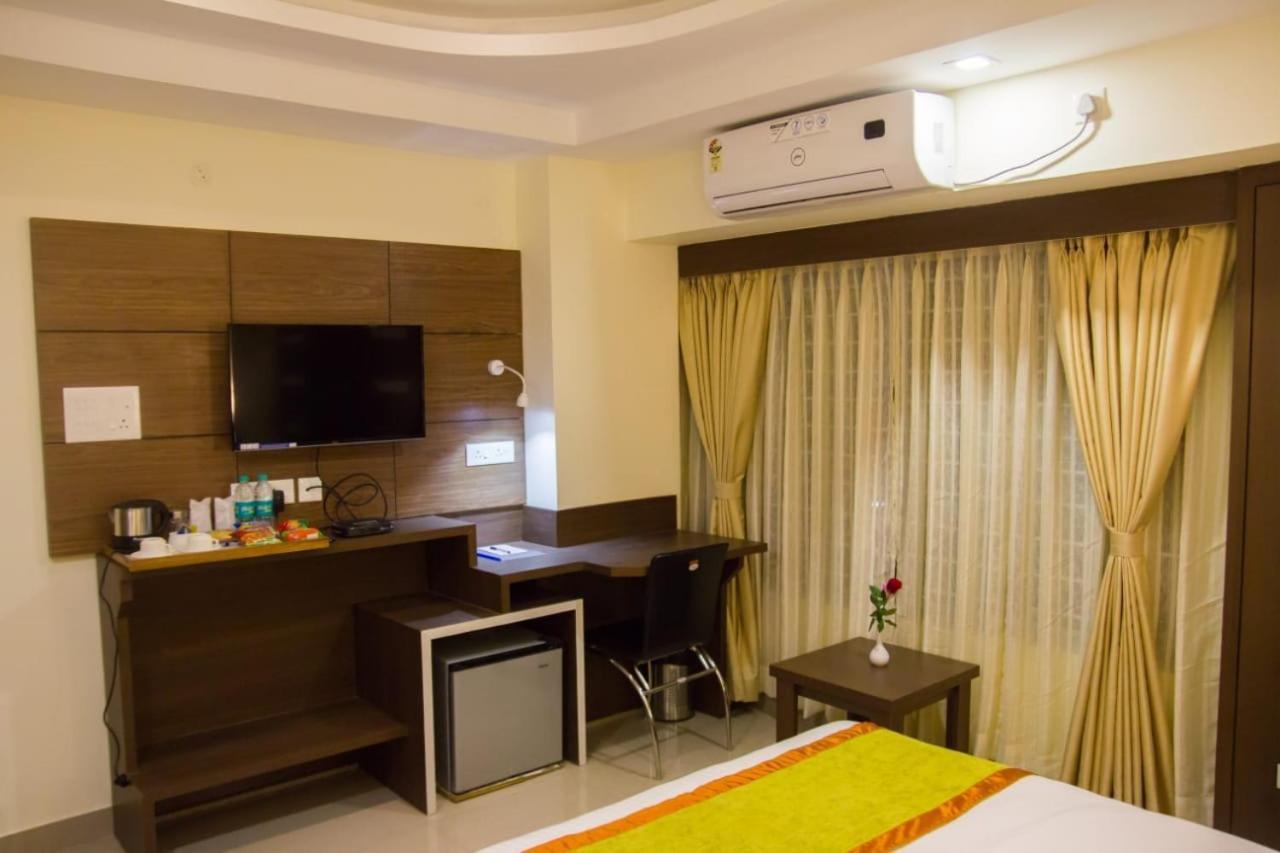 Hotel Park Riviera 구와하티 외부 사진